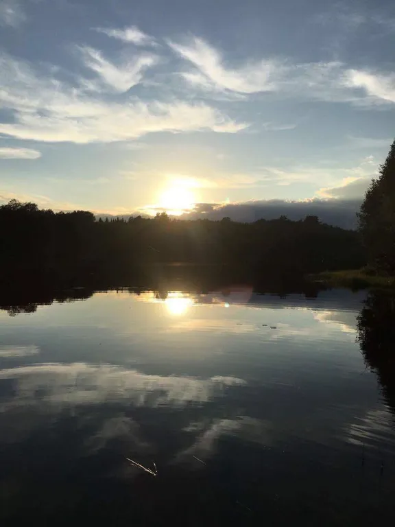 Деревянный дом у озера