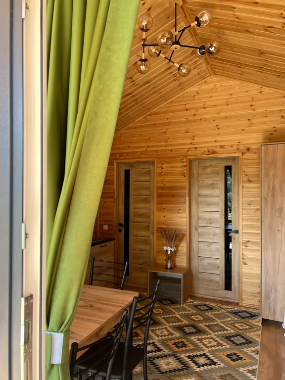 Домик в лесу с видом на горы