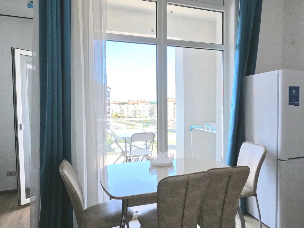 Студия с балконом и видом на синее море и горы