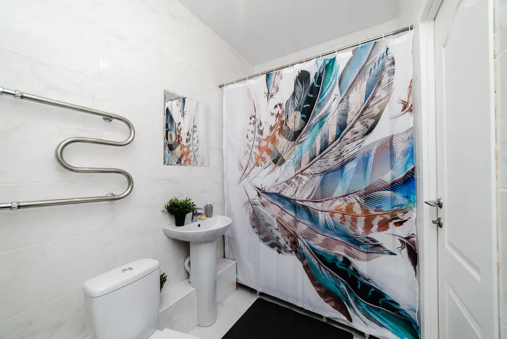 Новая просторная дизайнерская квартира-студия с высокими потолками