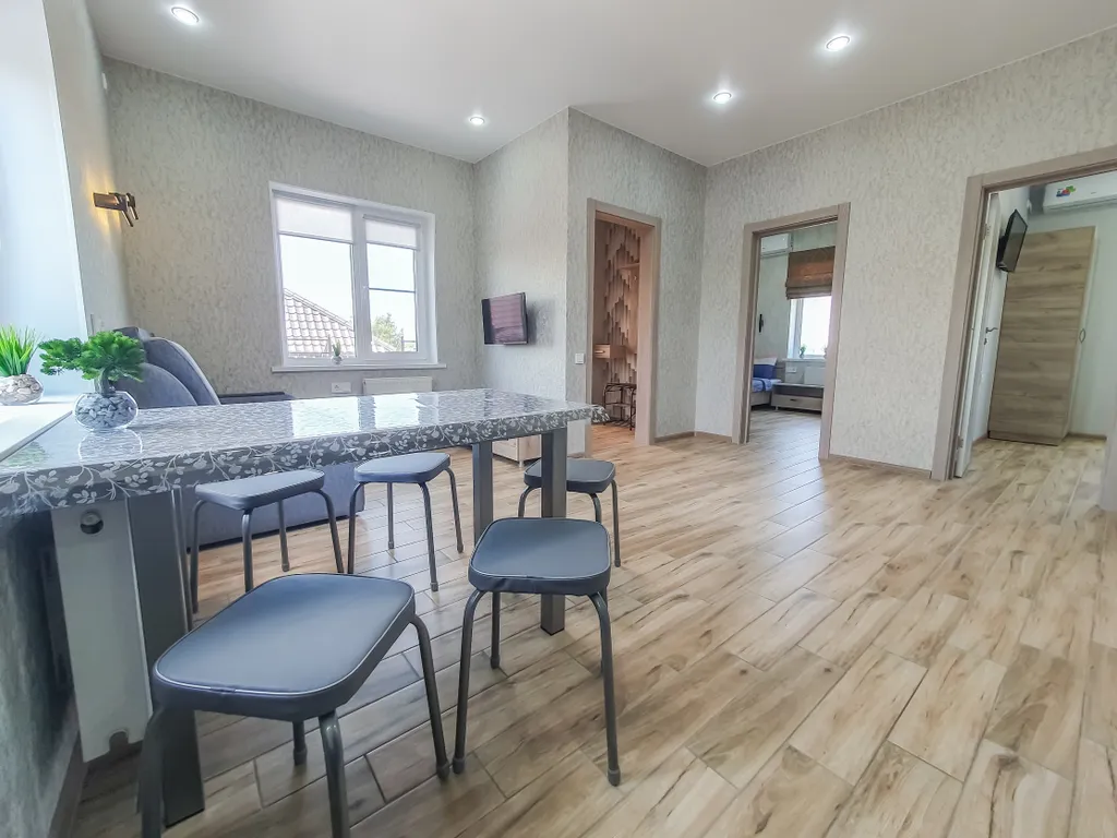 Отдельный дом с благоустроенным двором возле азовского моря