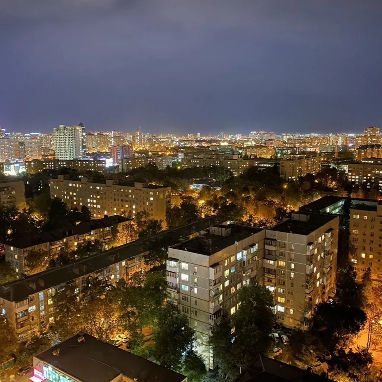 Cтильнaя студия c видом нa гopод и горы