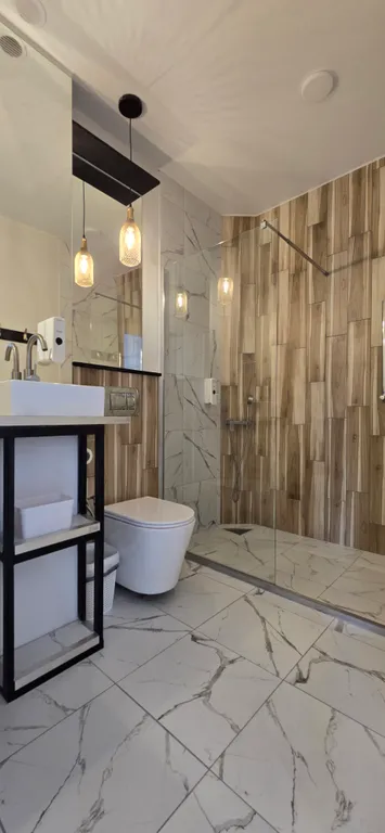 Студия вино с террасой, джакузи и видом на море, горы и виноградники