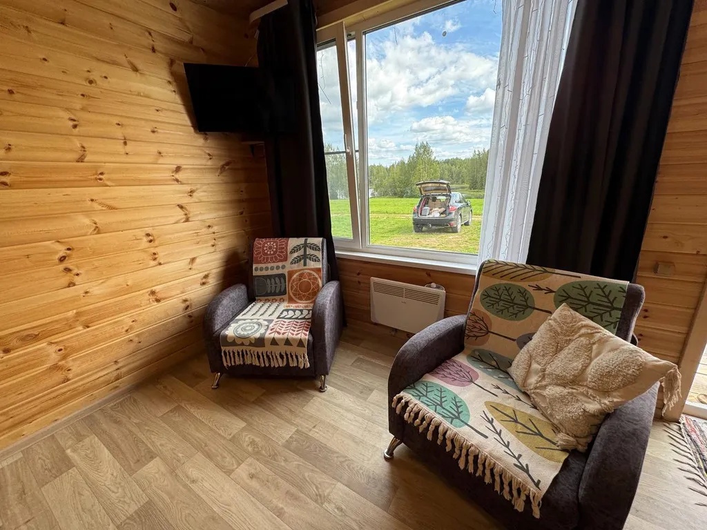 Домик в живописном месте на берегу