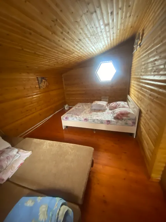 Уютный домик на берегу реки