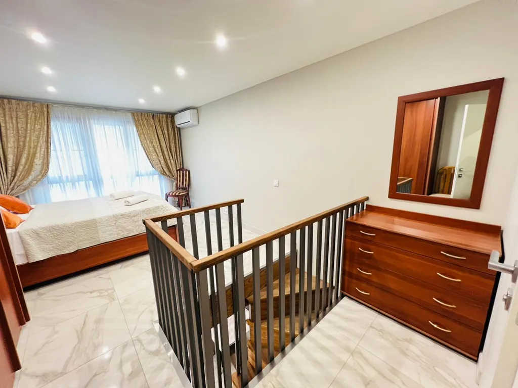 Двухуровневая квартира с бассейном на территории