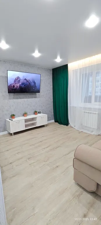 Уютная теплая современная квартира