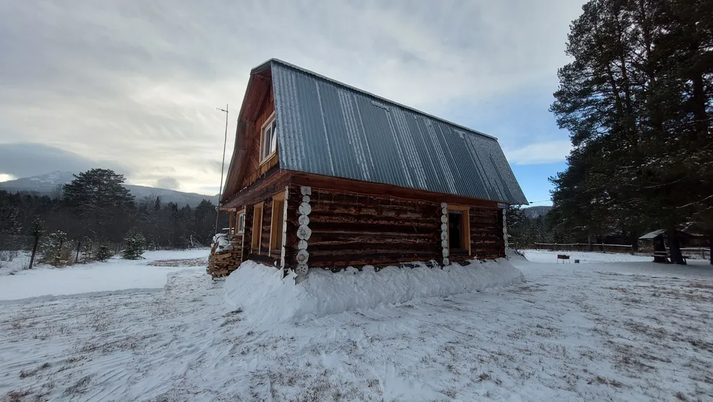 Домик в окружении гор