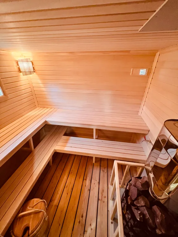 Wanderlust: загородный дом у реки с баней и джакузи