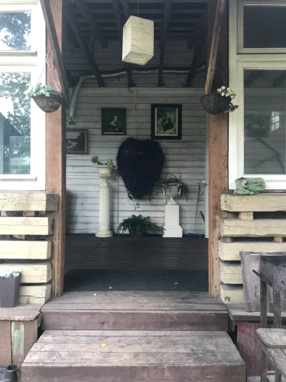 Уютный дом в черте города