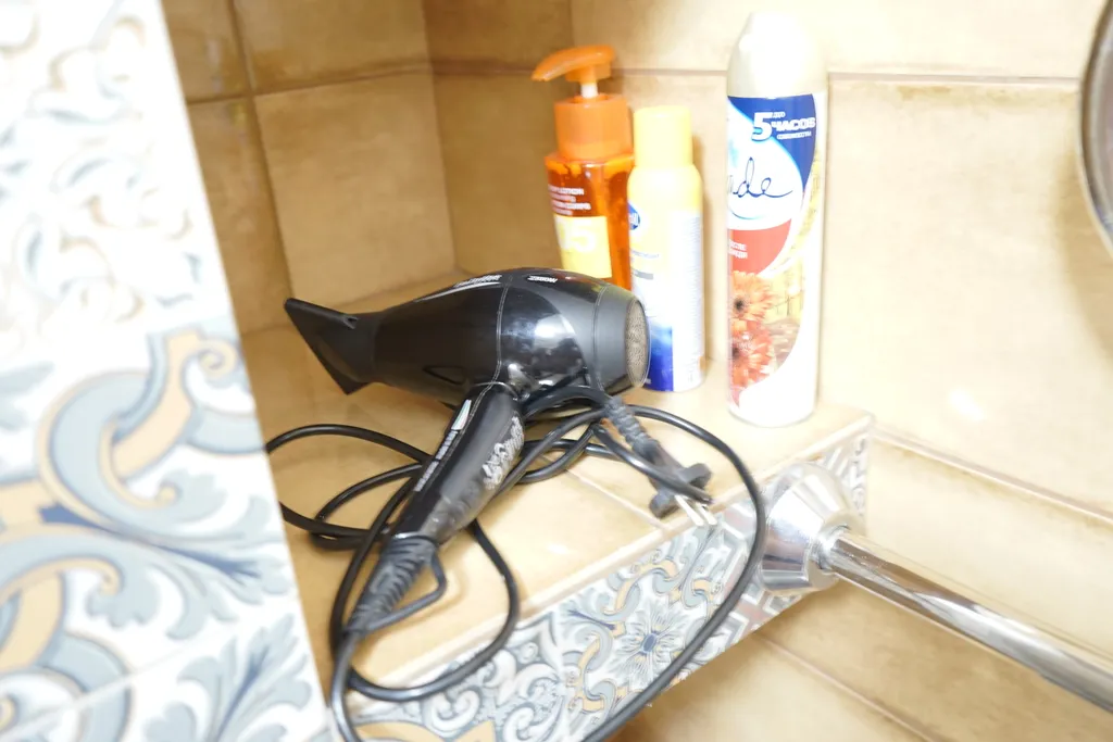 Студия с камином, деревом и видом на реку