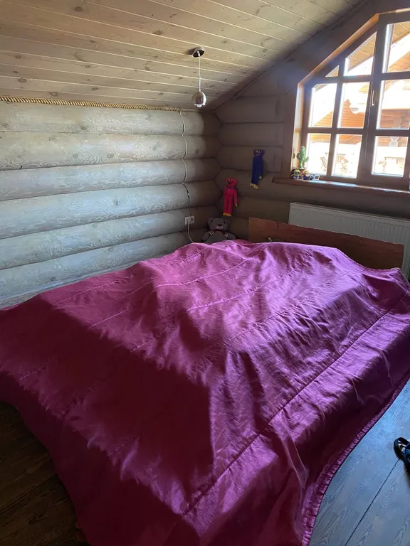 Деревянный коттедж из рубленого соснового бревна