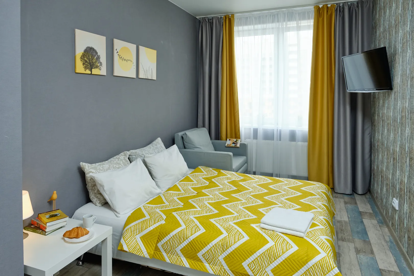 Большой двух спальный  диван, с удобным матрасом и чистейшим, ароматным постельным бельем.