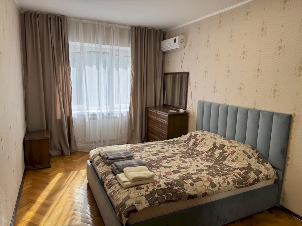 Квартира Четырёхкомнатная квартира в центре с балконом – 7 минут до моря — Геленджик