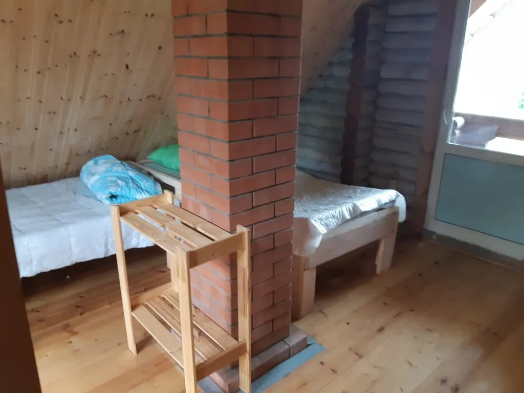 Деревянный двухэтажный дом на краю тихой деревни