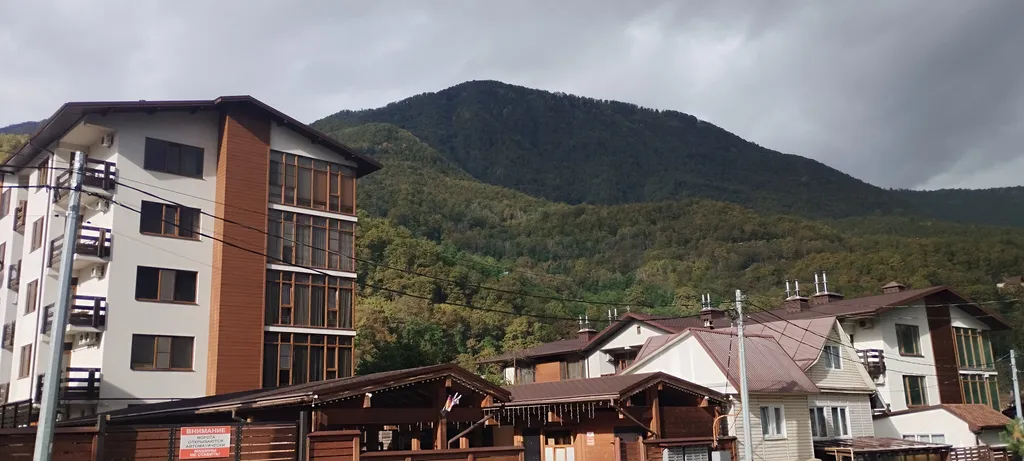 Тёплый домик в лесу с видом на горы