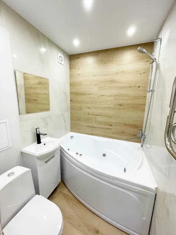 Новая квартира в центре на набережной Иртыша с гидромассажной ванной