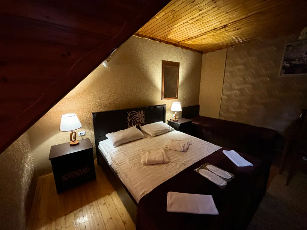 Семейный трёхместный деревянный, мансардный номер