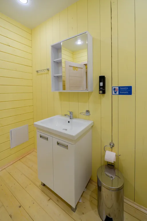 Большой коттедж на берегу из двух частей