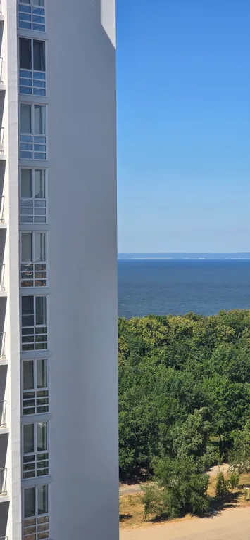 Новый дом, одна кухня изолированана от комнаты не студия всё отдельно,