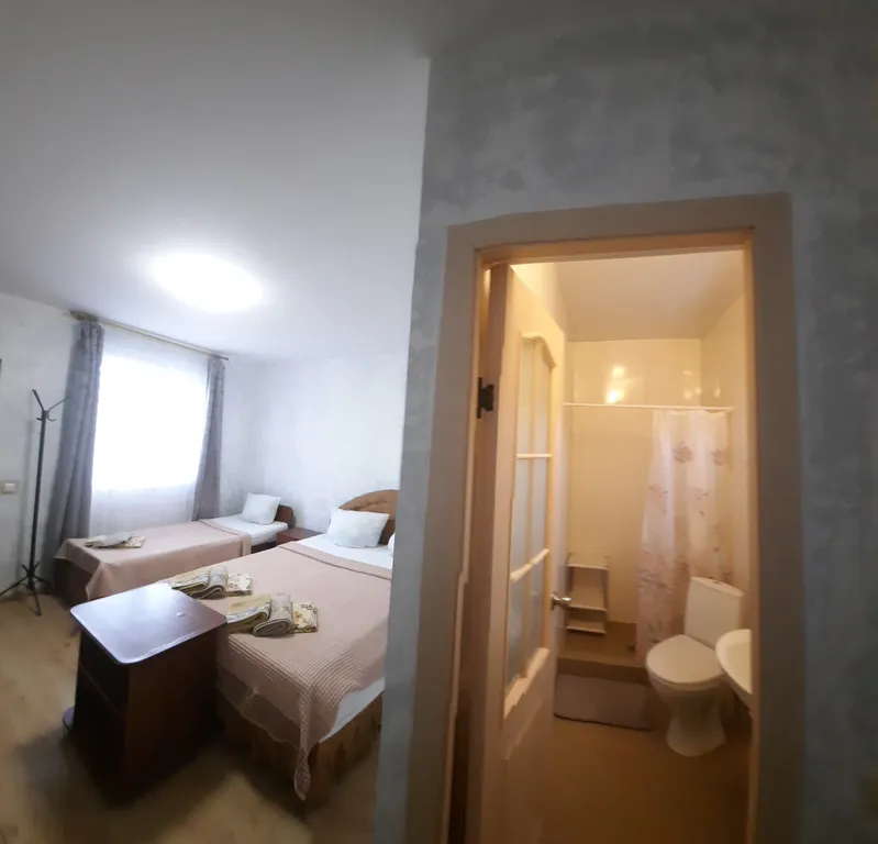 Квартира Уютная комната с удобствами, отдельный вход со двора, бассейн — Кучугуры