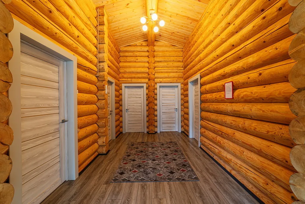 Уютный дом на берегу большого озера