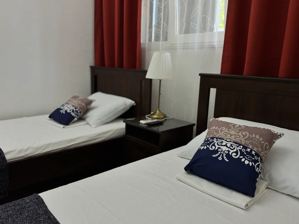 Двухместный номер в Ялте(Санузел и кухня общие)