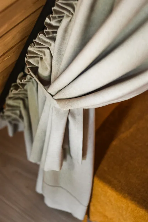 Треугольный домик на склоне горы над ручьём