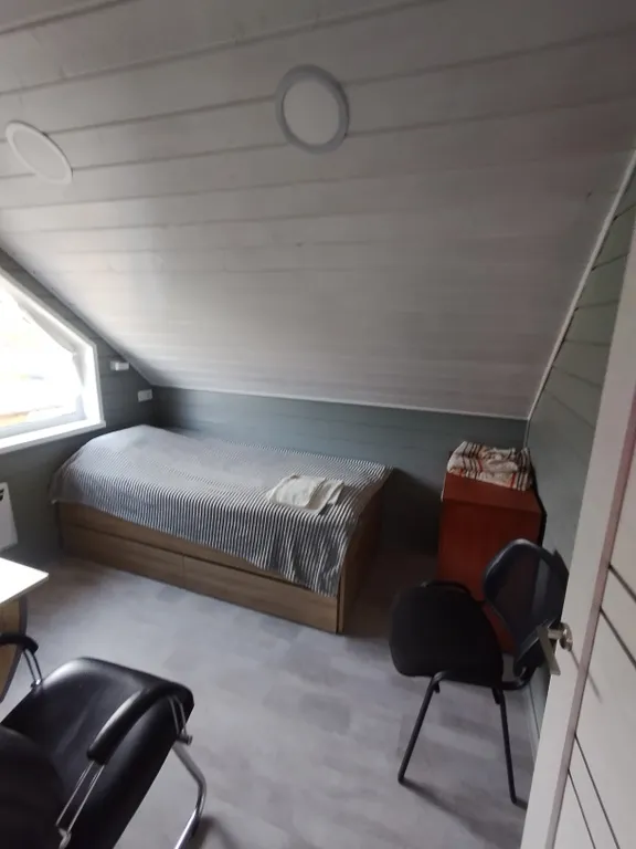 Уютный дом с беседкой на берегу озера