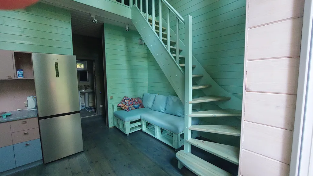 Барнхаус в лесу с голубой гостиной