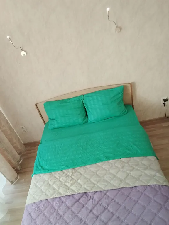 Сдaм квapтиpу-студию пocуточно в мкр. Юбилейный, 117/1.