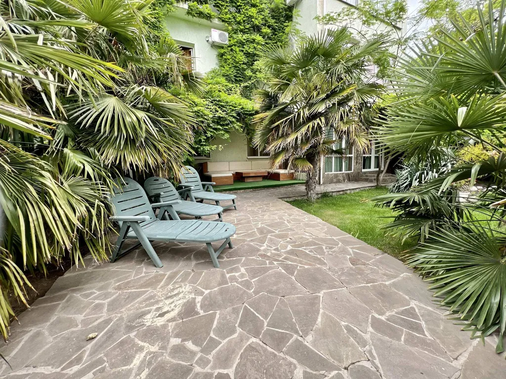 Дом в Гаспре с бассейном и беседкой