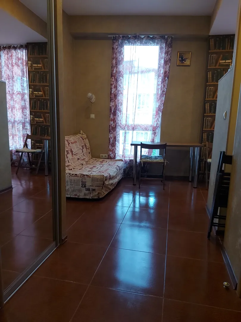 Зона раскладного дивана из коридора