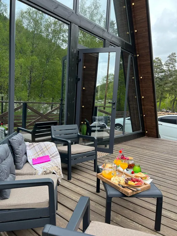 Треугольный дом у реки River House