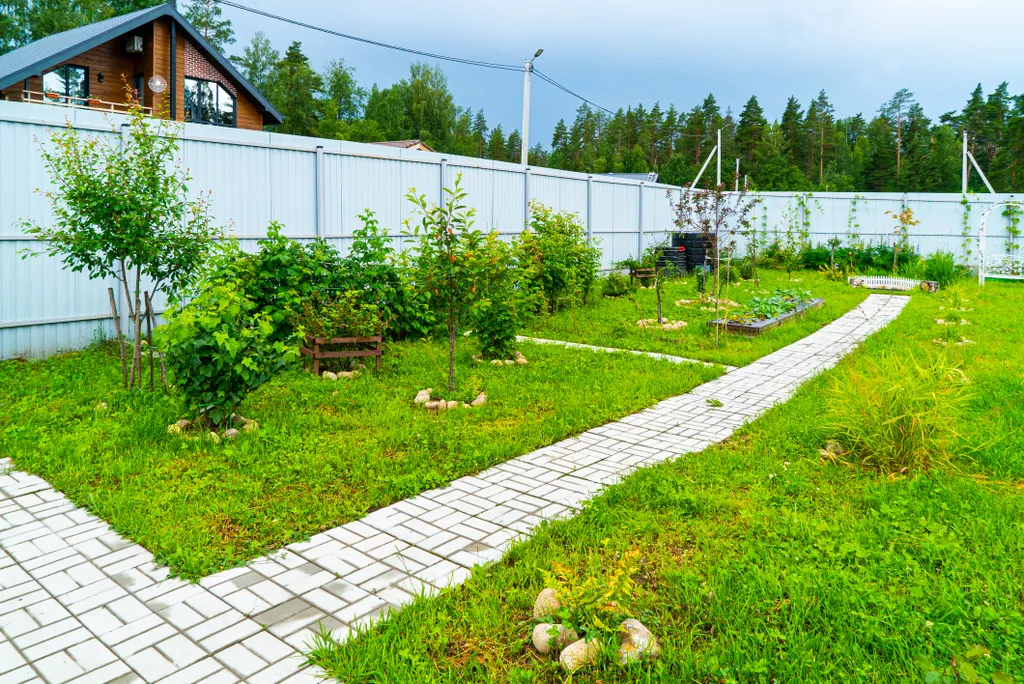 Двухэтажный домик в тихой деревне вблизи леса и озера, сауна в доме, сад