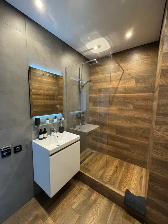 Стильная двухуровневая студия с захватывающим видом на город