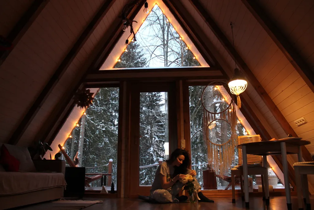 Лесной домик a-frame с террасой на холме, среди высоченных елей и берез