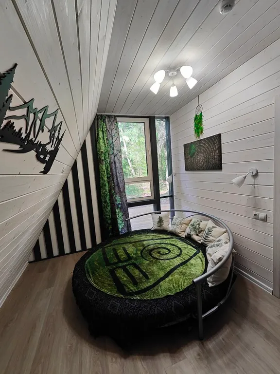 Большой уютный дом в лесу