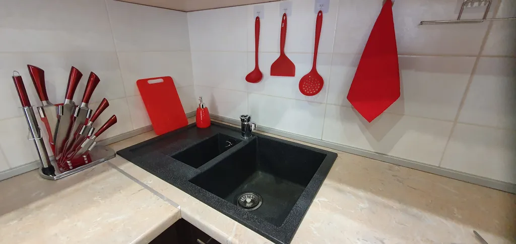 Уютная студия с отдельной спальной зоной, рядом с Иртышом