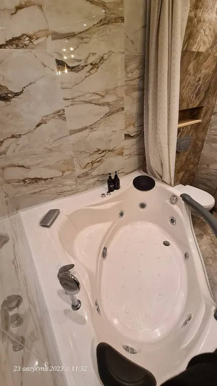 Студия с панорамным видом и джакузи в стиле неоклассика