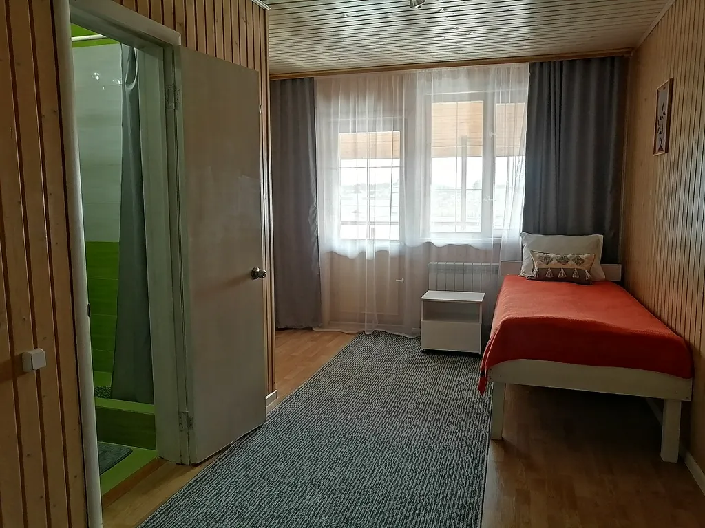 Дом с видом на монастырь