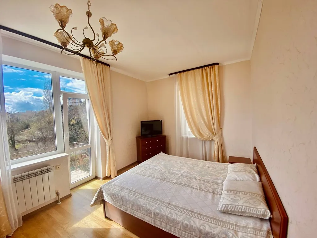 Комнаты с видом на море и горы