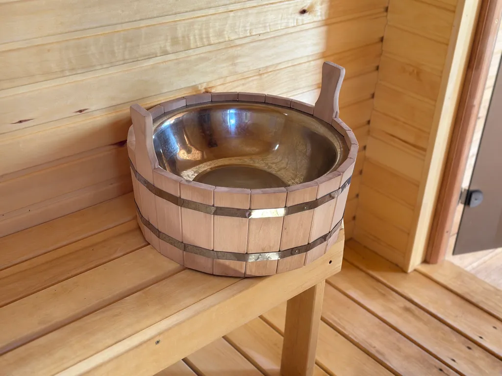 Стильный современный дом для отдыха на природе