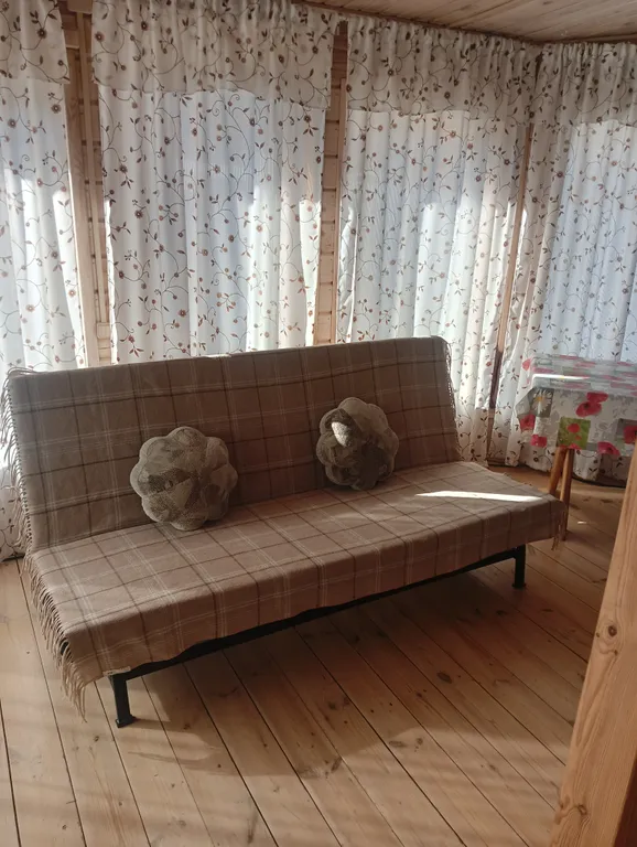 Домик на берегу Оки на территории сельской усадьбы Варежка