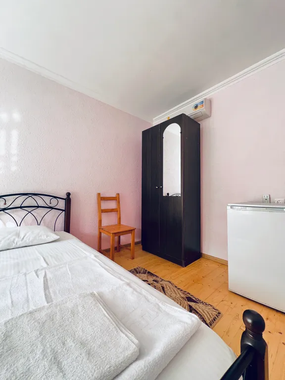 Номер в уютном отеле, окруженном зелёными холмами на берегу Черного моря