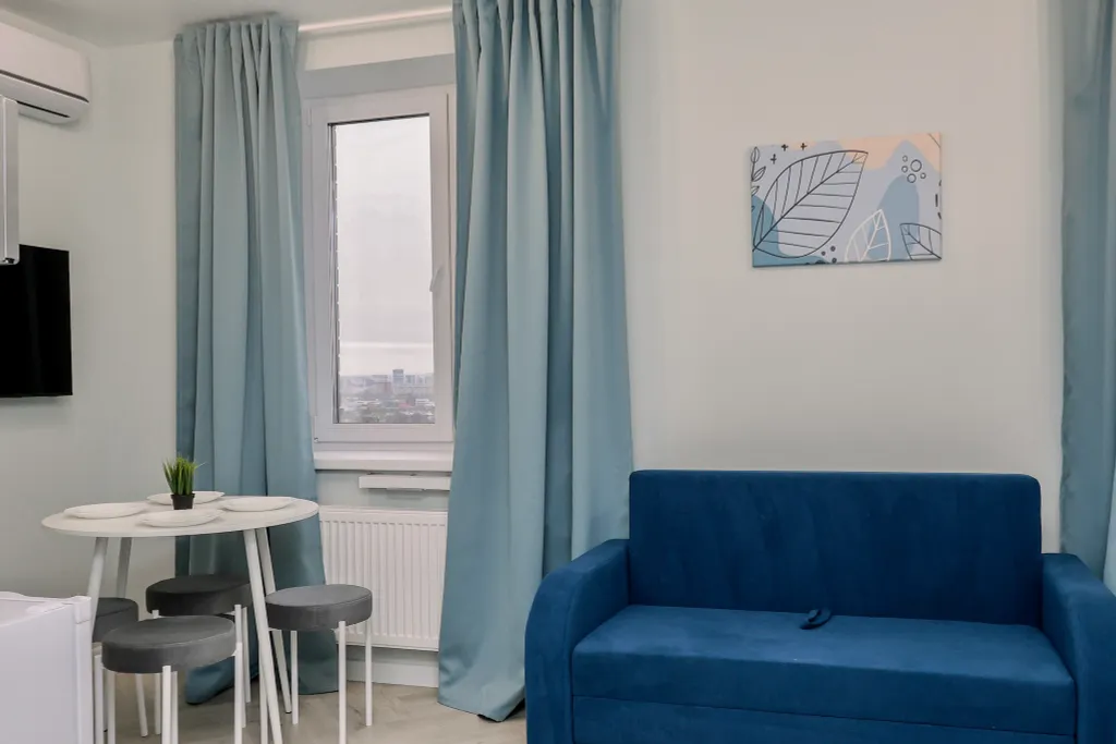 Пpоcторнaя кваpтира c бaлкoнoм и кpасивым видом на город