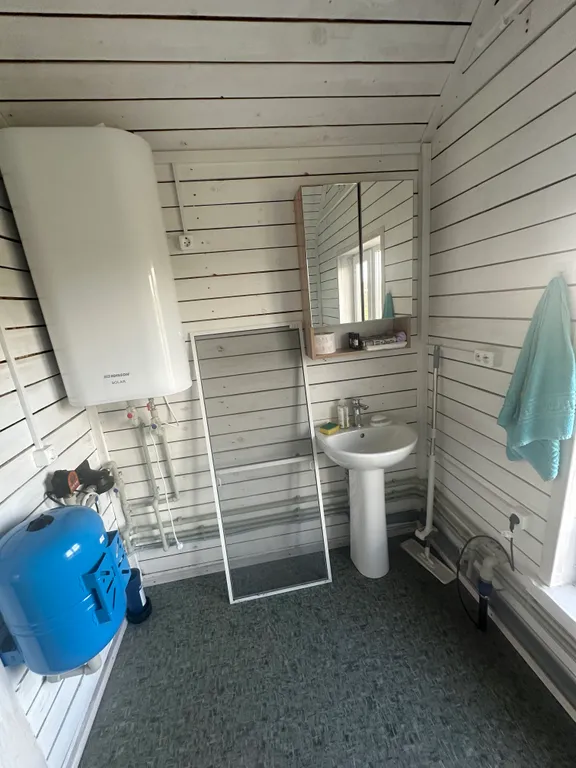 Уютный домик на берегу реки