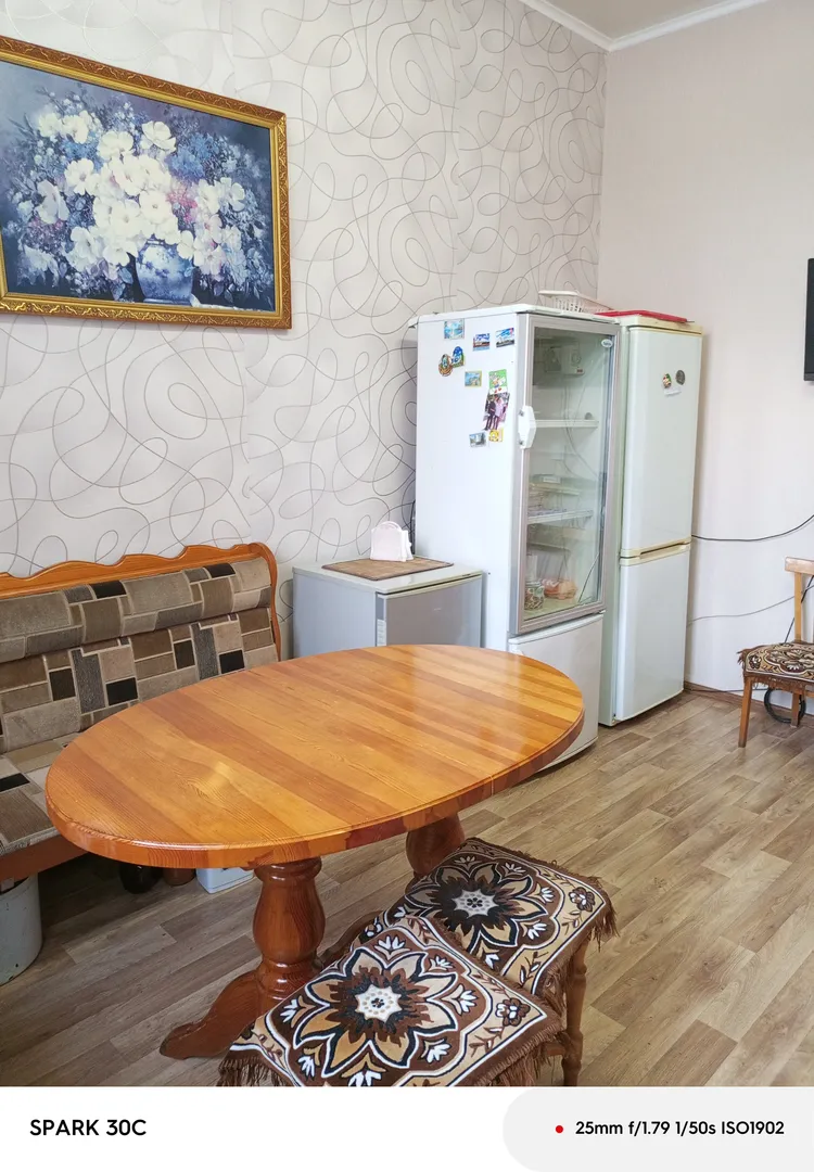 Кухня  с холодильниками   стол раздвижной с кухонным уголком