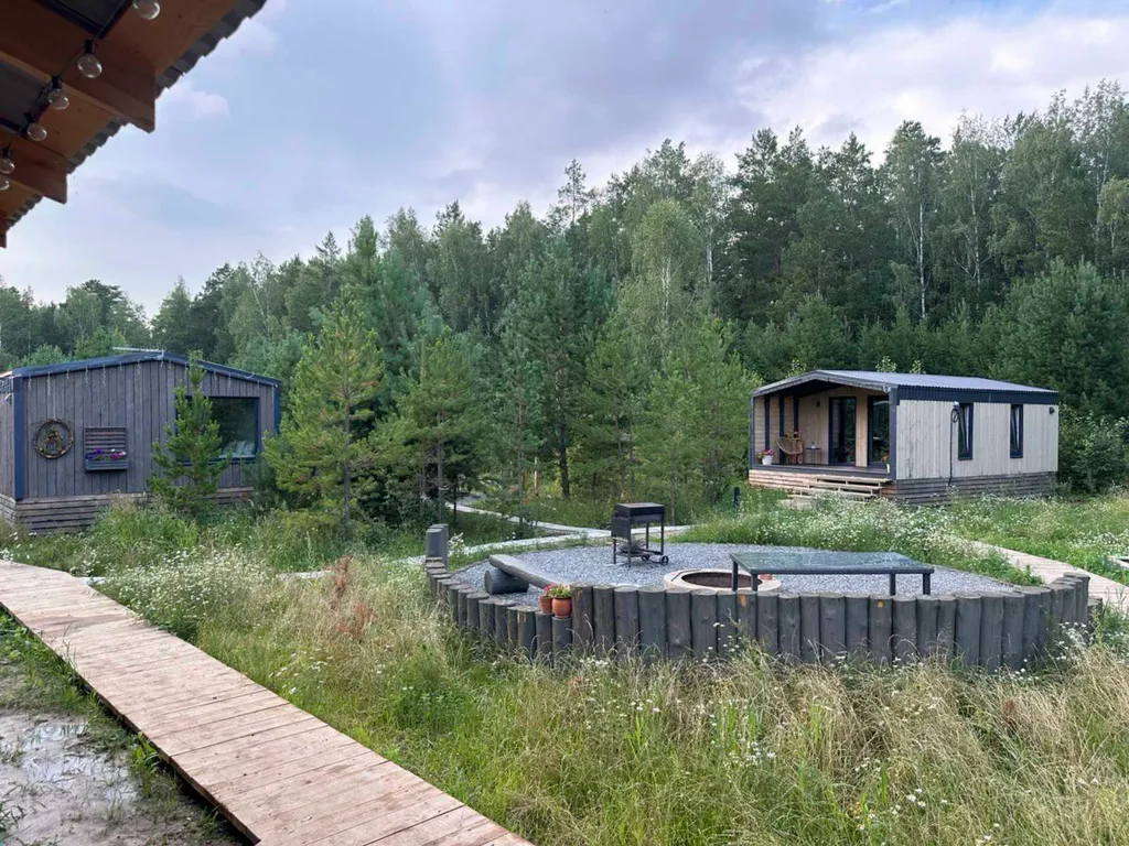 Темный домик на опушке леса