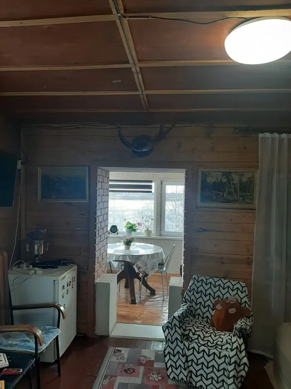 Деревенский дом у озера